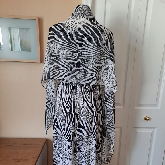 Adorable zebra print dress and scarf - Picture 5 of 8